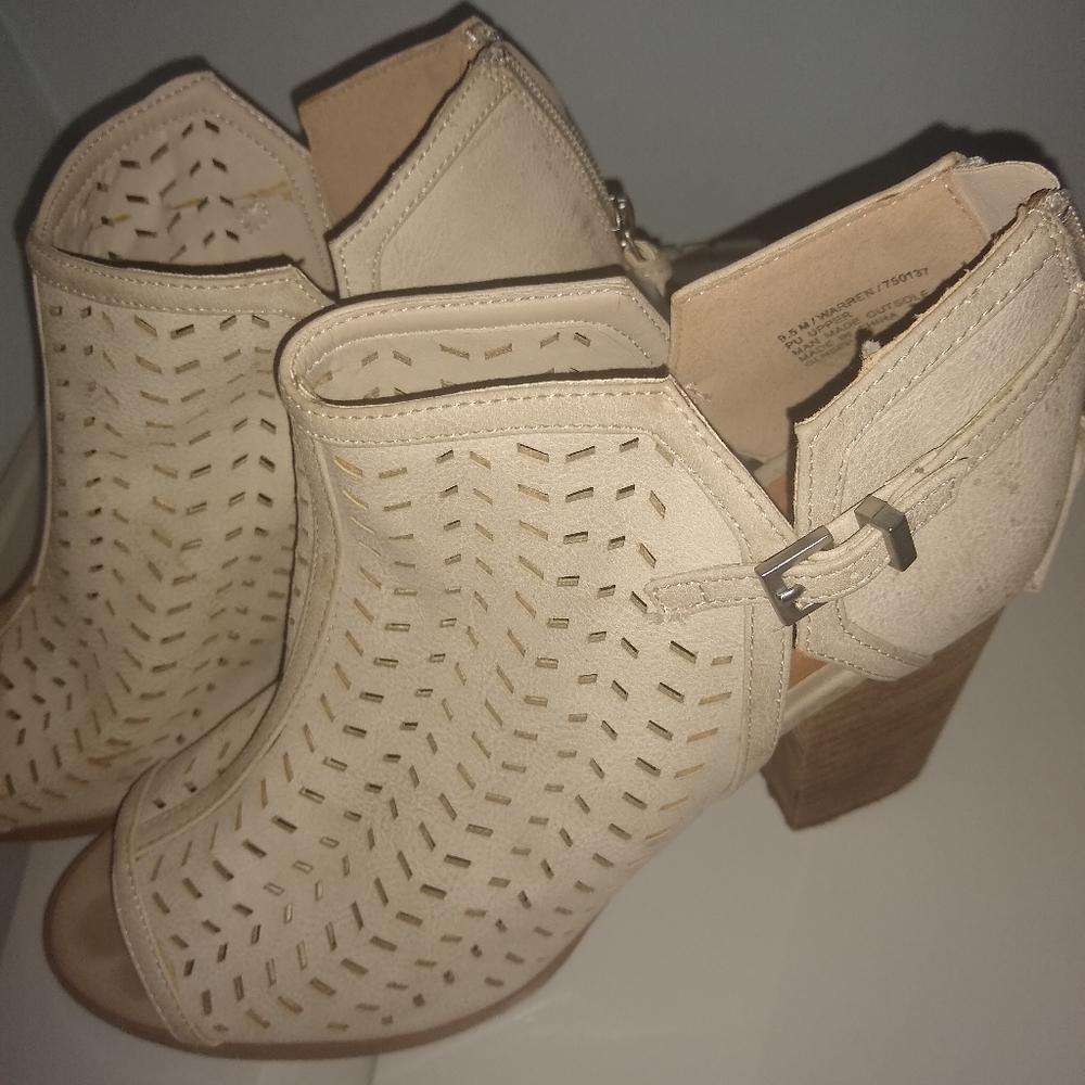 Peep toe heel